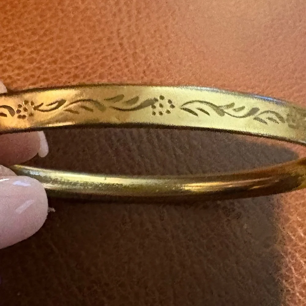 Sweet Vintage Victorian Rolled Hollow Gold Bangle Bracelet with Etched Design - Picture 11 of 13